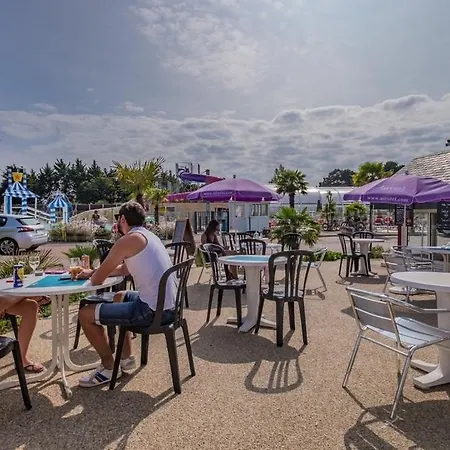 Kemp Village La Roseraie 4*